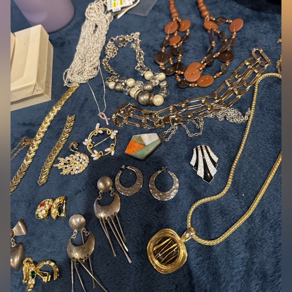 Huge Bundle Vintage Jewelry Mystery Grab Bag - Estate Jewelry Lot Surprise Box - Picture 10 of 14
